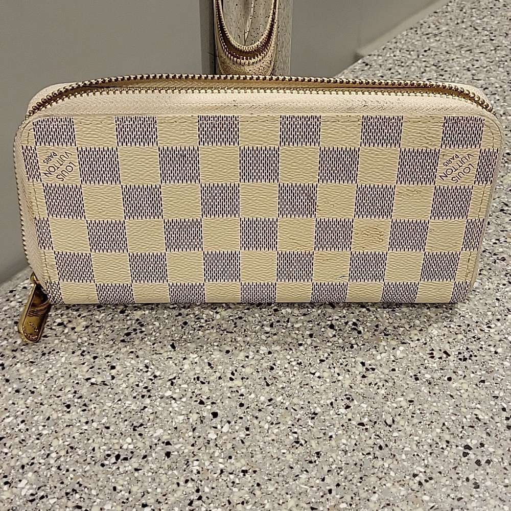 Louis Vuitton Cream and Gray Checkered Zip Wallet - Picture 3 of 8
